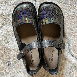 Savvy Jane Nursing Shoe in Black & Silver